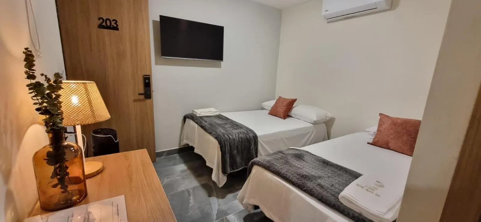 Hotel Ruta365 메딜린 4*,